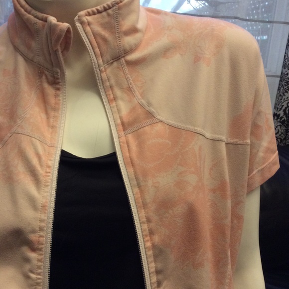 Rare Lululemon 🍋 zip up short sleeved sweater - Picture 3 of 10